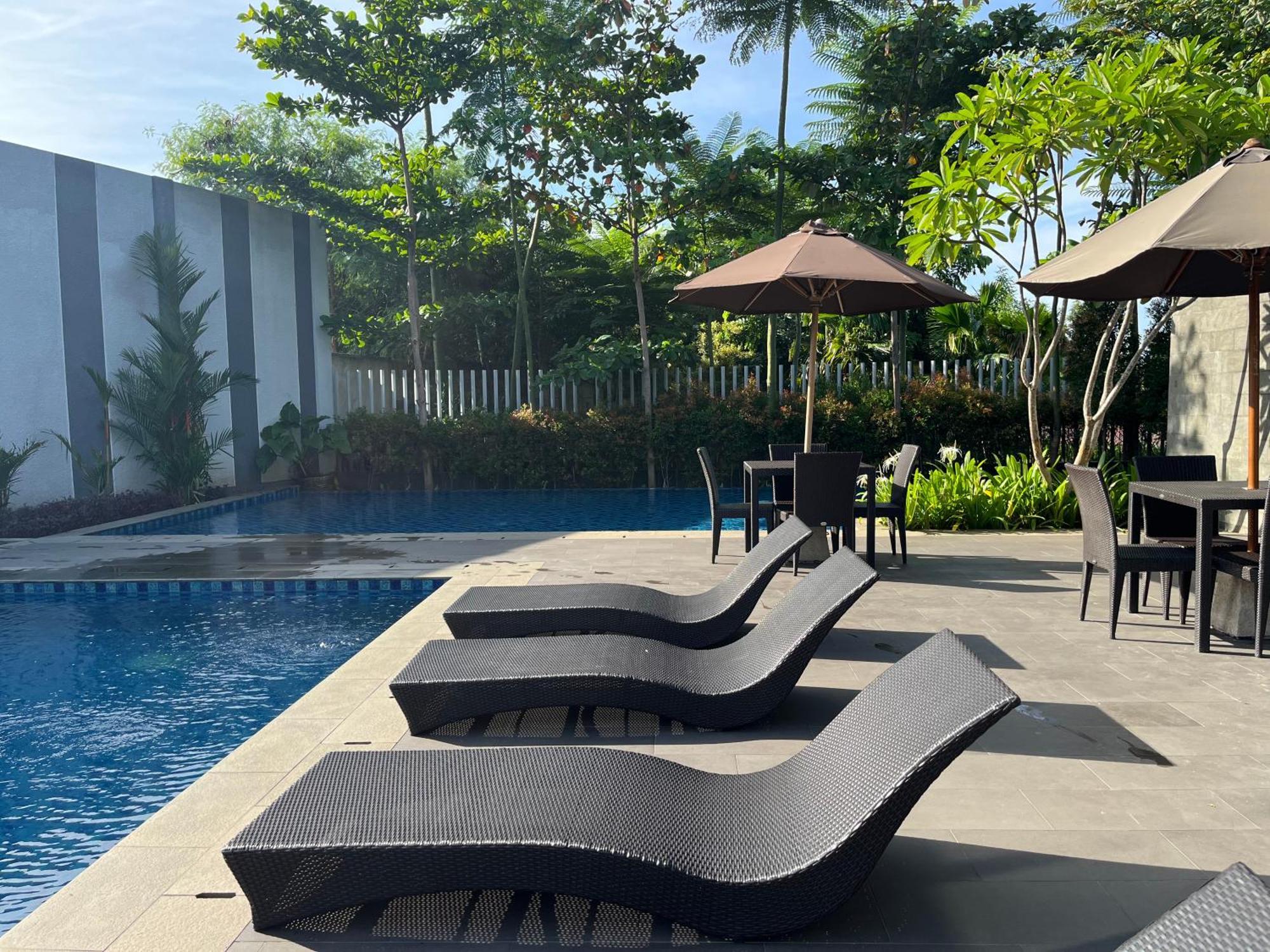 2 Floor Cozy House In Wisteria Jakarta Garden City エクステリア 写真